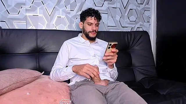 Snapshot of Big_cock_21s chatting on May 3, 1:11 am Big cock 21s online show from May 3, 1:11 am