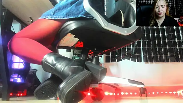 Snapshot of MissAlmaFenix chatting on June 6, 6:01 pm MissAlmaFenix online show from June 6, 6:01 pm