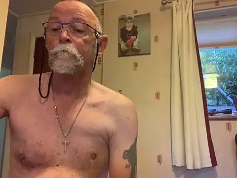 Snapshot of Moonraker64 chatting on July 7, 4:37 am Moonraker64 online show from July 7, 4:37 am