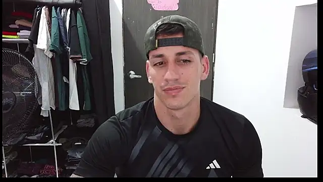 Snapshot of RaulRico chatting on May 10, 11:32 pm RaulRico online show from May 10, 11:32 pm
