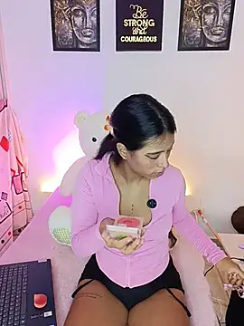 Snapshot of Raven_stonee01 chatting on June 18, 12:33 am Raven stonee01 online show from June 18, 12:33 am