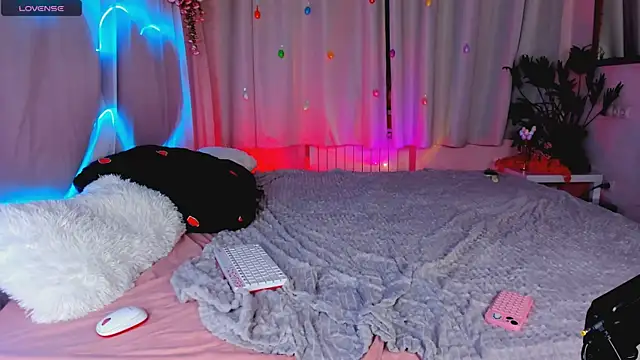 Snapshot of MaddyFever chatting on May 11, 5:43 pm MaddyFever online show from May 11, 5:43 pm