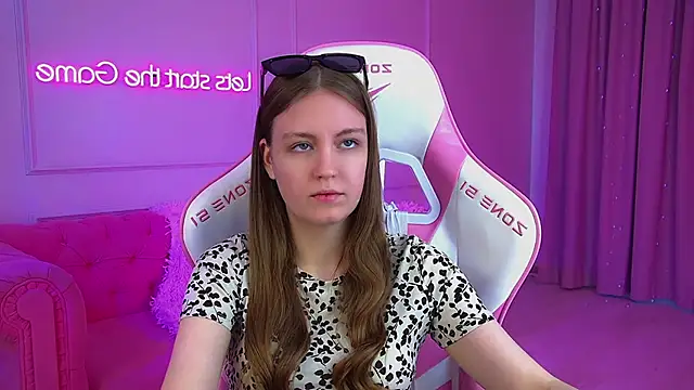 Snapshot of SofiaSarvains chatting on May 18, 6:08 am SofiaSarvains online show from May 18, 6:08 am