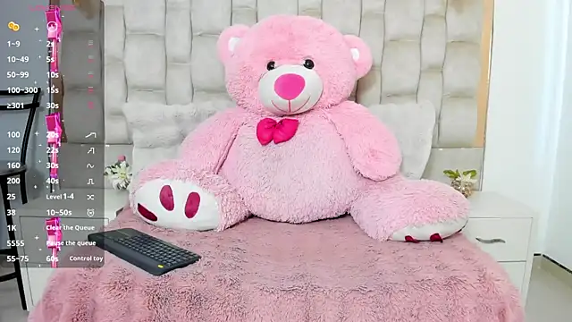 MaddyReyes online show from June 12, 7:35 pm