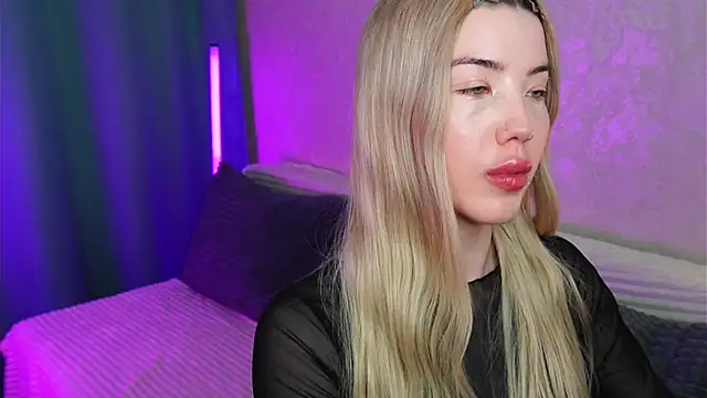 LindaThackerr online show from May 6, 10:09 am