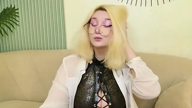 Cassey Well online show from June 10, 8:52 pm