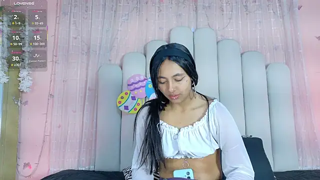Snapshot of Hollyyqueen_ chatting on June 10, 8:08 pm Hollyyqueen online show from June 10, 8:08 pm