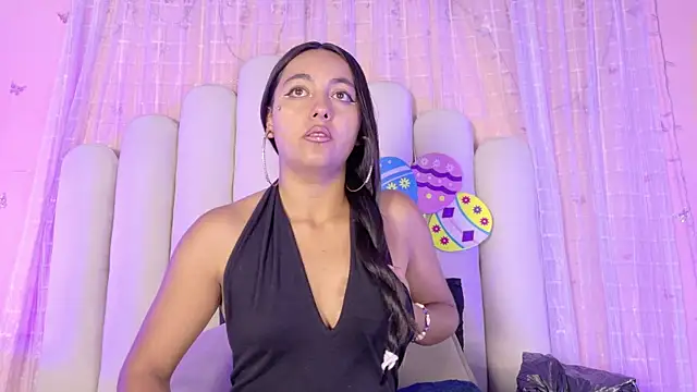 Snapshot of Hollyyqueen_ chatting on June 23, 7:23 pm Hollyyqueen online show from June 23, 7:23 pm