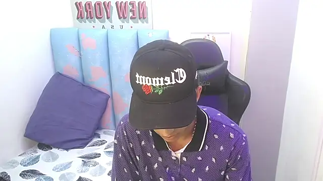 Snapshot of liam_play chatting on May 14, 4:08 am liam play online show from May 14, 4:08 am