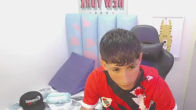 Snapshot of liam_play chatting on May 22, 9:53 pm liam play online show from May 22, 9:53 pm