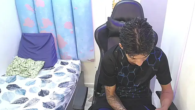 Snapshot of liam_play chatting on May 26, 12:06 am liam play online show from May 26, 12:06 am