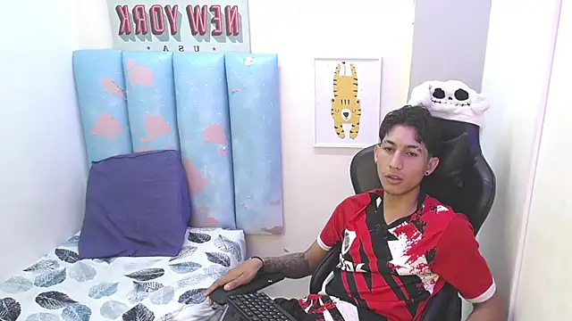 Snapshot of liam_play chatting on May 27, 9:23 pm liam play online show from May 27, 9:23 pm
