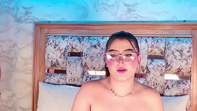 Snapshot of violeta_duval chatting on May 18, 3:13 am violeta duval online show from May 18, 3:13 am