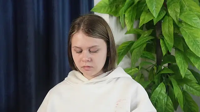 KarleenMcshaw online show from May 13, 4:43 am
