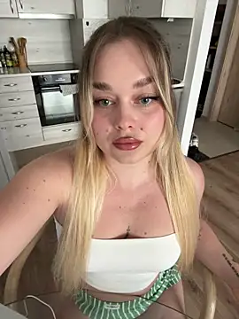 lilixcake online show from May 8, 1:27 pm