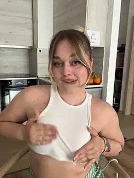 lilixcake online show from May 17, 1:29 pm