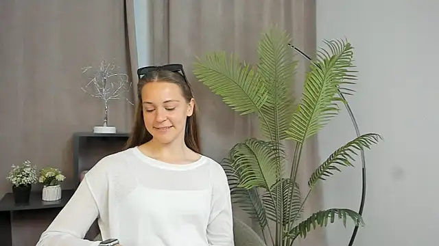 AleciaFreitas online show from May 7, 4:12 pm