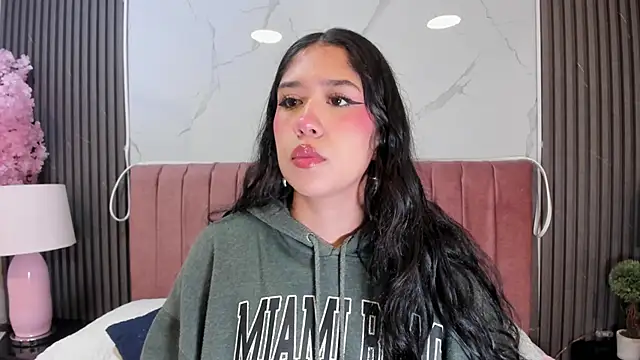Hanna Thorne online show from June 18, 7:40 pm