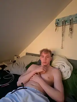 Snapshot of David_7527 chatting on May 17, 7:10 pm David 7527 online show from May 17, 7:10 pm