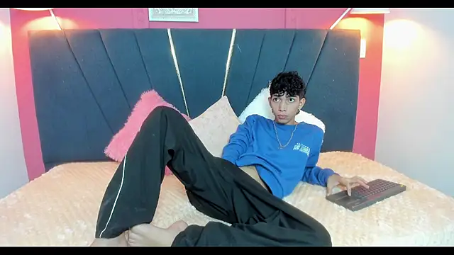 Snapshot of ero_boy40 chatting on June 3, 4:48 am ero boy40 online show from June 3, 4:48 am