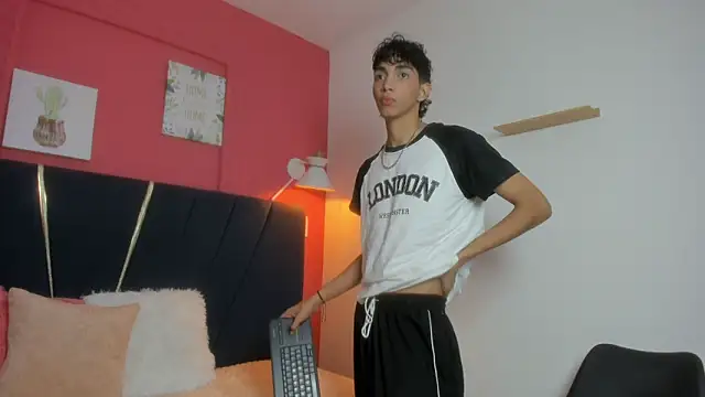 Snapshot of ero_boy40 chatting on June 19, 4:06 am ero boy40 online show from June 19, 4:06 am