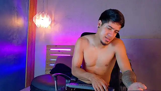 Snapshot of criss_hardcock_ chatting on June 6, 1:27 pm criss hardcock online show from June 6, 1:27 pm