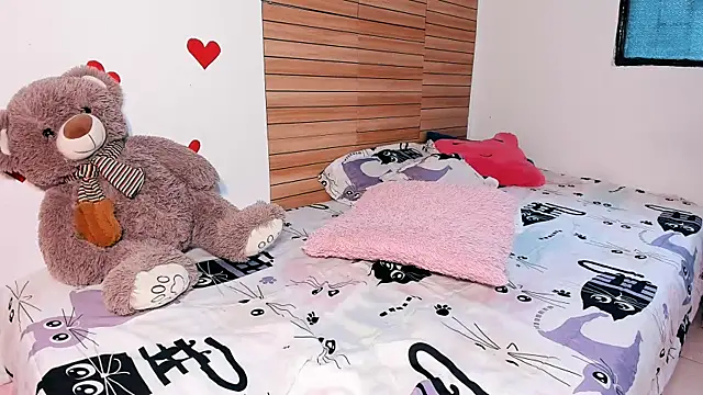 Snapshot of Loly_petite chatting on July 5, 5:20 pm Loly petite online show from July 5, 5:20 pm