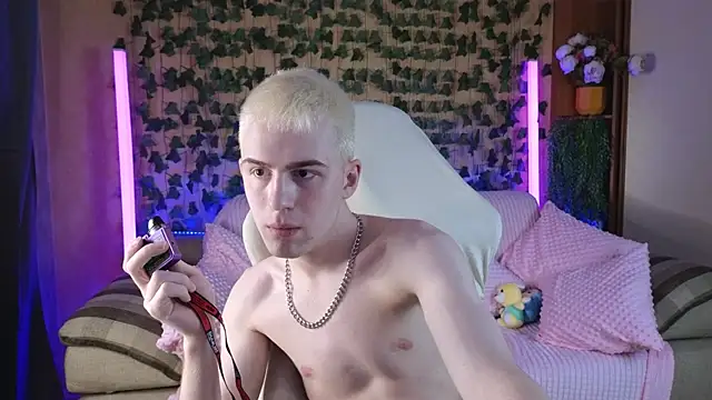 Snapshot of Tommy_CrashXXX chatting on May 31, 4:58 pm Tommy CrashXXX online show from May 31, 4:58 pm