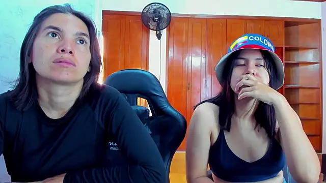 Snapshot of Soffy_and_Emily chatting on June 27, 1:06 pm Soffy and Emily online show from June 27, 1:06 pm