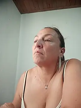 Snapshot of dangerous_milf chatting on July 18, 4:44 pm dangerous milf online show from July 18, 4:44 pm