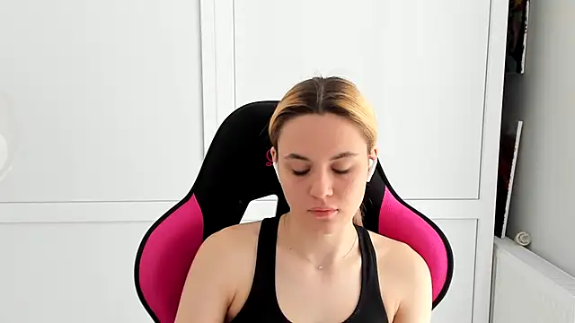 Snapshot of Emma_starrs_ chatting on June 3, 9:56 am Emma starrs online show from June 3, 9:56 am