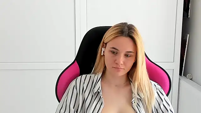 Snapshot of Emma_starrs_ chatting on June 9, 12:28 pm Emma starrs online show from June 9, 12:28 pm