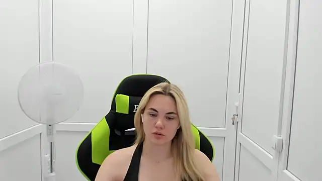 Snapshot of Emma_starrs_ chatting on June 29, 10:15 am Emma starrs online show from June 29, 10:15 am