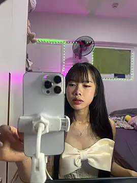 Snapshot of Lov3lily chatting on June 8, 10:15 am Lov3lily online show from June 8, 10:15 am