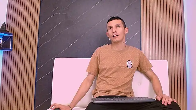 Snapshot of Isak_Berekoa chatting on May 18, 3:57 am Isak Berekoa online show from May 18, 3:57 am