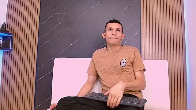 Snapshot of Isak_Berekoa chatting on May 18, 4:07 am Isak Berekoa online show from May 18, 4:07 am