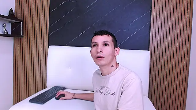 Snapshot of Isak_Berekoa chatting on May 24, 3:00 am Isak Berekoa online show from May 24, 3:00 am