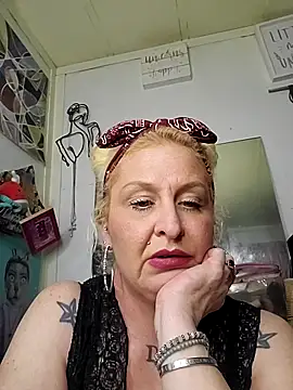 Snapshot of NutNmyGUTdaddy chatting on June 17, 8:28 am NutNmyGUTdaddy online show from June 17, 8:28 am