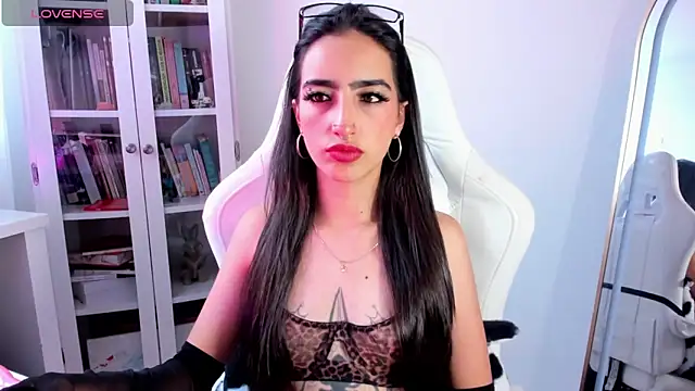 Snapshot of AgathaBlair chatting on June 4, 8:26 pm AgathaBlair online show from June 4, 8:26 pm