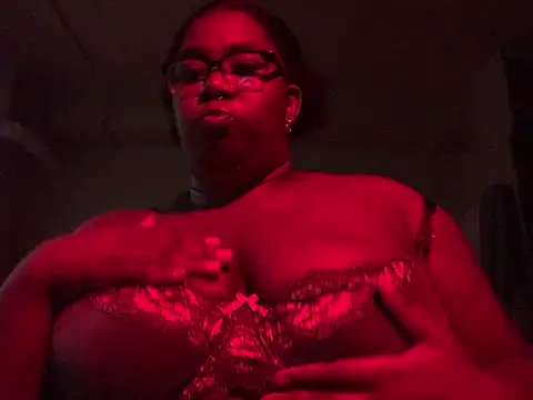 Snapshot of chocolateslut213 chatting on June 7, 1:21 am chocolateslut213 online show from June 7, 1:21 am