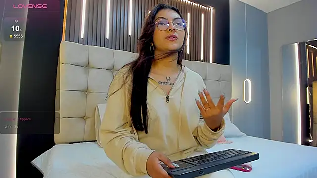 Snapshot of Amara_lune chatting on June 11, 2:59 pm Amara lune online show from June 11, 2:59 pm