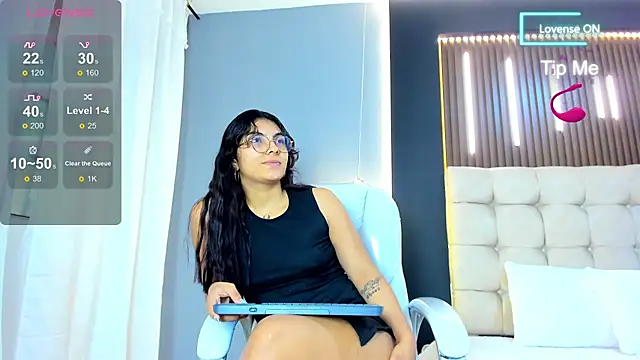 Snapshot of Amara_lune chatting on June 18, 2:32 pm Amara lune online show from June 18, 2:32 pm