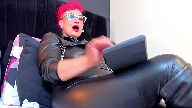 Snapshot of mistress_sandy chatting on June 28, 8:04 pm mistress sandy online show from June 28, 8:04 pm