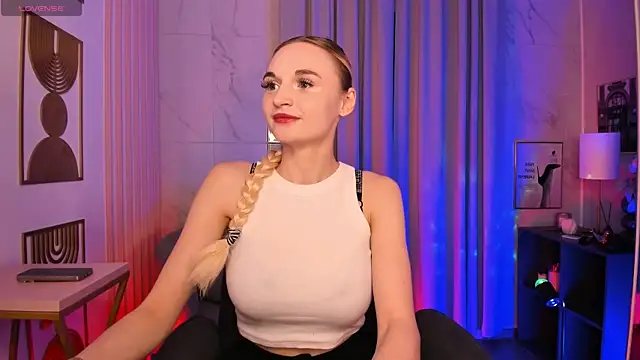 Snapshot of Mila__Lux chatting on July 10, 9:06 pm Mila Lux online show from July 10, 9:06 pm