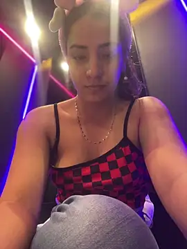 Snapshot of Bella-Saint chatting on May 25, 2:28 am Bella-Saint online show from May 25, 2:28 am