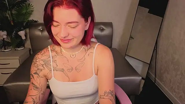 Snapshot of Nikki_Gringer chatting on June 17, 1:30 am Nikki Gringer online show from June 17, 1:30 am