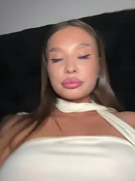Snapshot of BeautyBella_ chatting on June 12, 4:17 pm BeautyBella online show from June 12, 4:17 pm