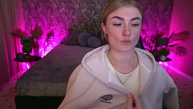 Lolly Rosee online show from May 19, 9:37 am