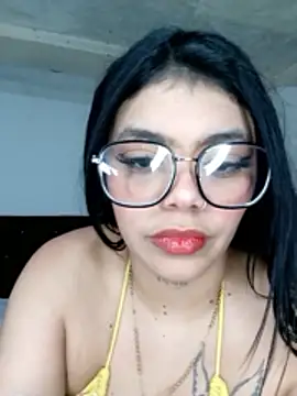 Snapshot of luxuryluna chatting on June 30, 1:50 am luxuryluna online show from June 30, 1:50 am