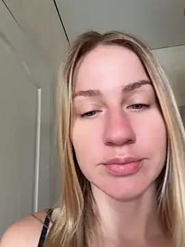 Snapshot of AnnaMist_ chatting on June 18, 5:19 am AnnaMist online show from June 18, 5:19 am